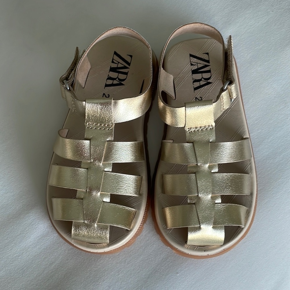 Zara Girls Gold sandals brand new but no tags attached. Never used. Size 24